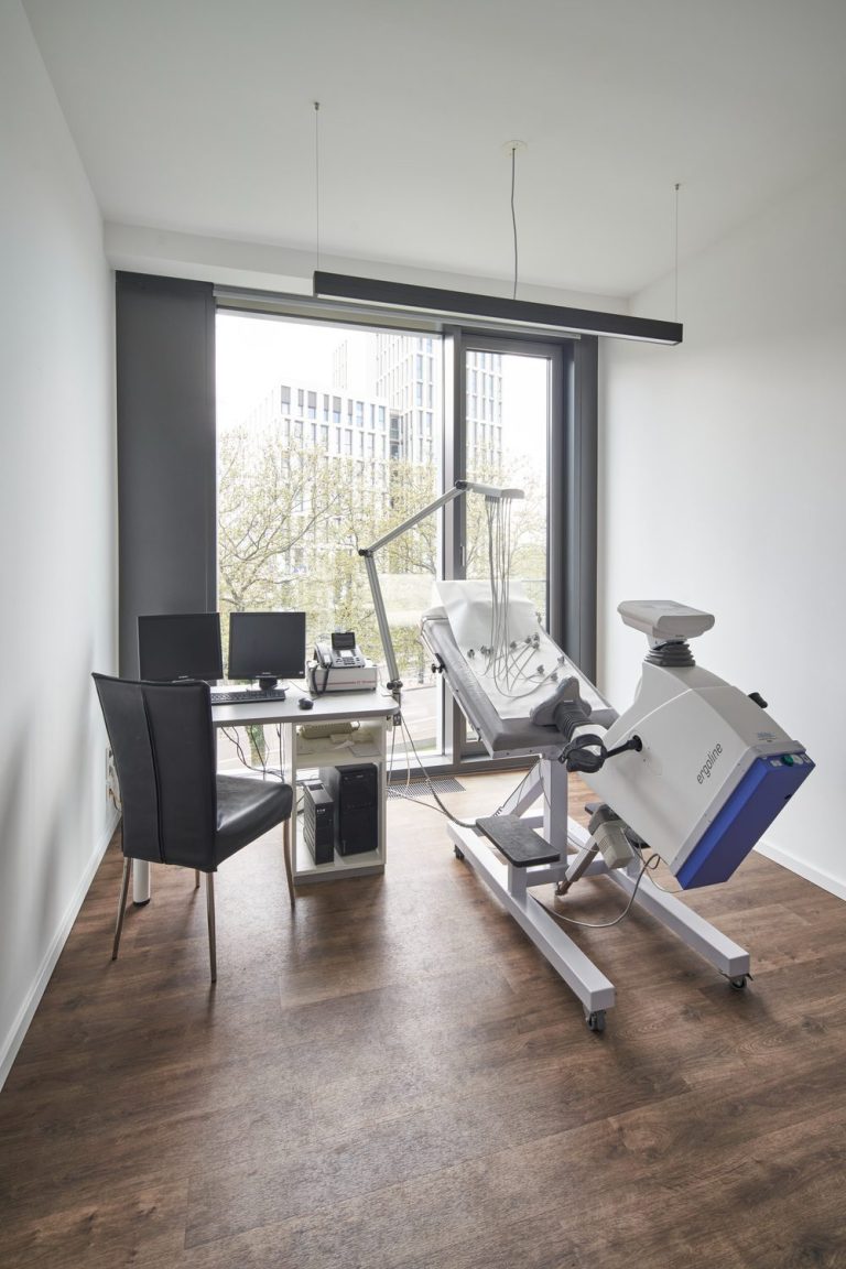 Ergometrie-Raum der Praxis mit Liegeergometer für Belastungs-EKG und Stressecho