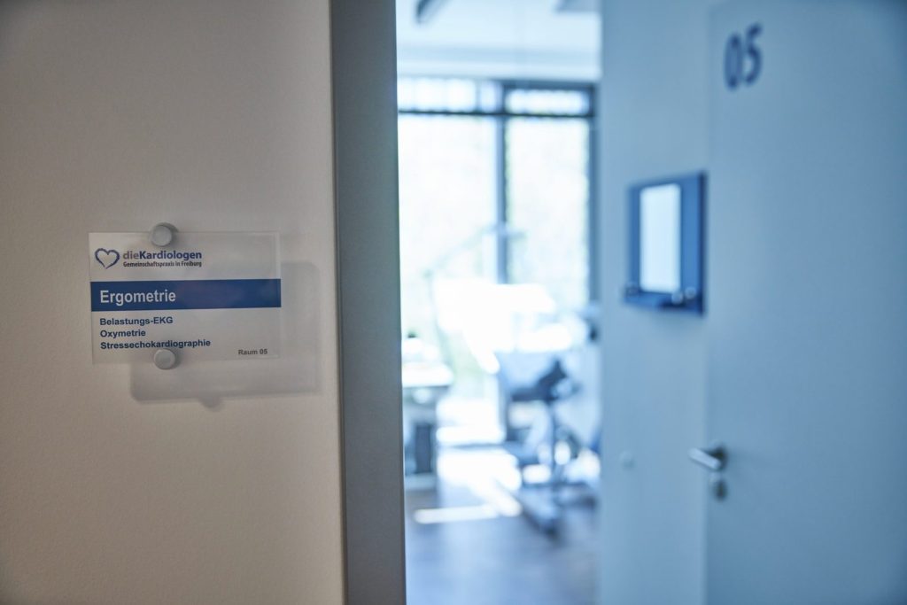 Untersuchungsraum für Belastungs-EKG und Stressechokardiographie